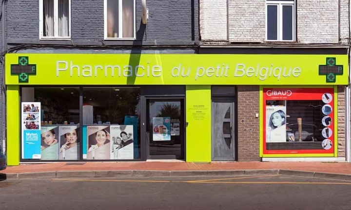 แบบร้านขายยา Petit Belgique ป้ายหน้าร้าน